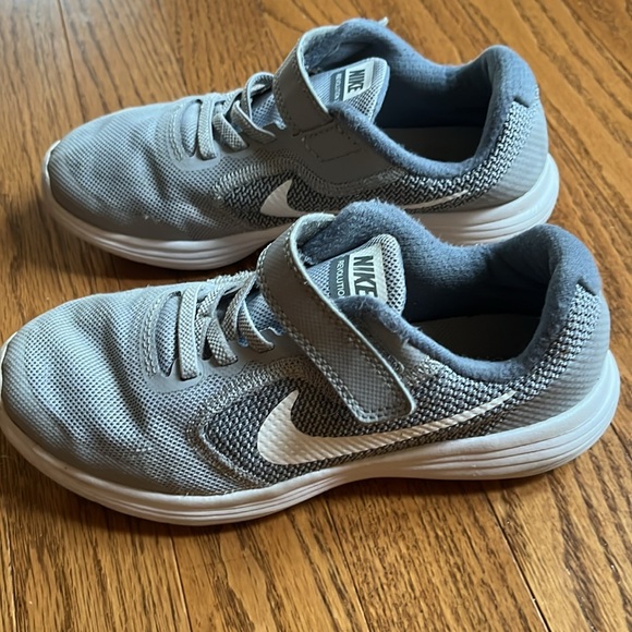 NIKE KIDS REVOLUTION 3 RUNNERS SIZE 1.5Y - Picture 4 of 5